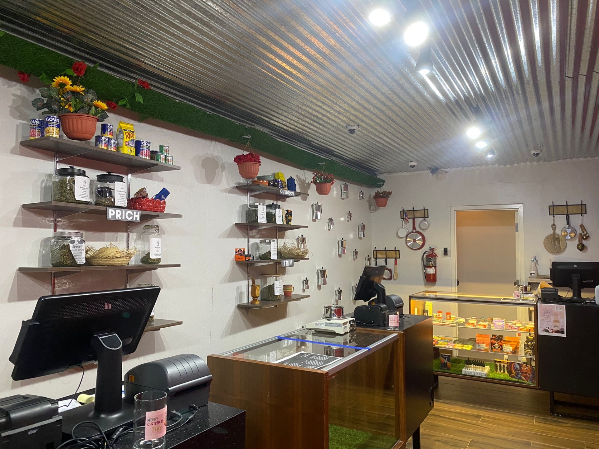 Interior con estantes de productos en Doña Juana