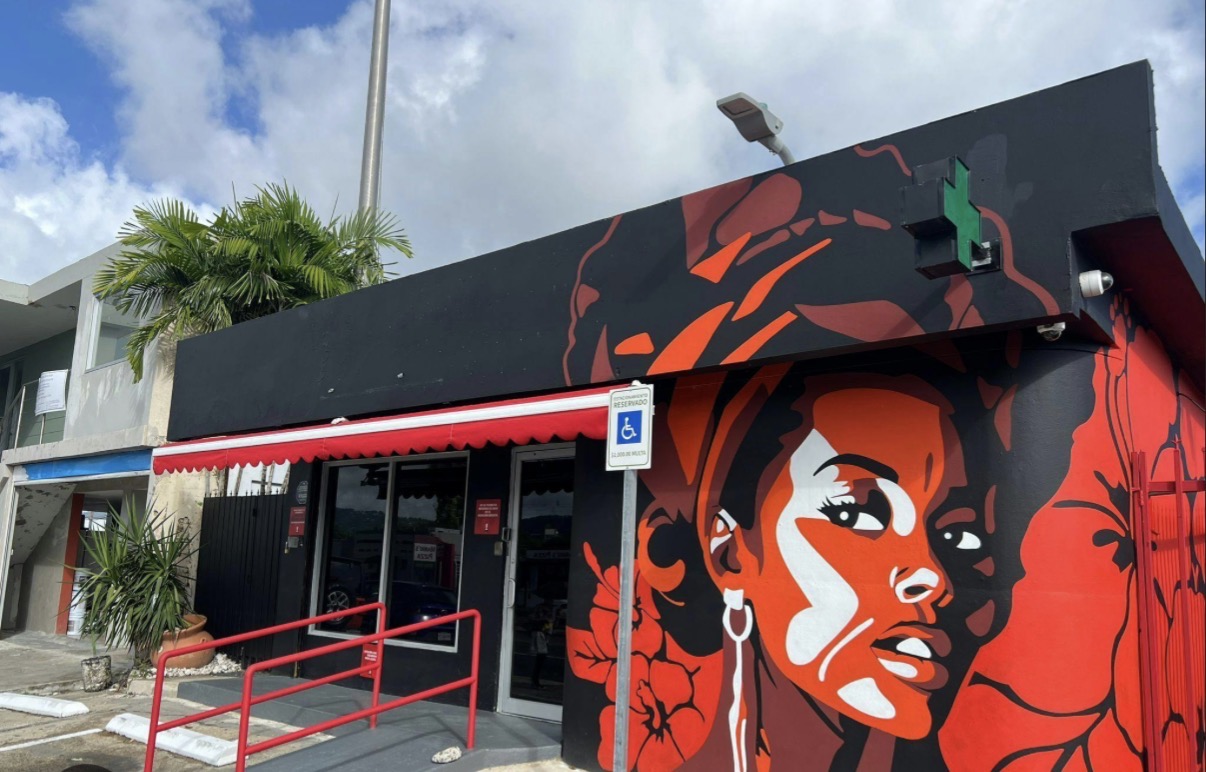 Fachada del dispensario con mural de Doña Juana