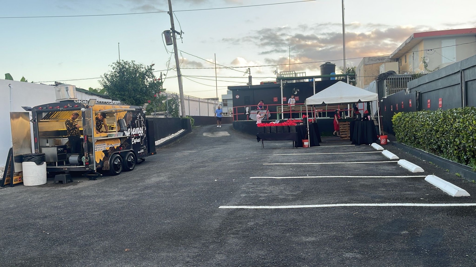 Amplio estacionamiento privado con food truck en Doña Juana